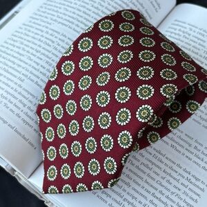 Elegant Red Patterned Men's Tie Brooks Brothers All Silk Made in USA